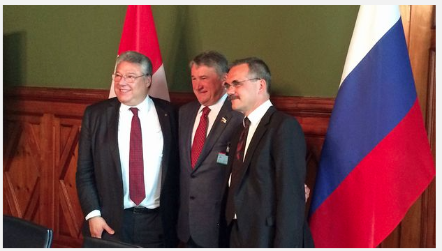 Heikler Besuch im eidgenössischen Parlament: Juri Worobew posiert mit Filippo Lombardi (links) und Jean-François Steiert in Bern. (Bild: NZZ)