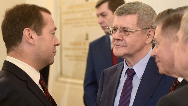 Generalstaatsanwalt Juri Tschaika (rechts) im Gespräch mit Regierungschef Dmitri Medwedew. Seine Familie gerät in den Verdacht, in dunkle Machenschaften verstrickt zu sein. (Bild- EPA)