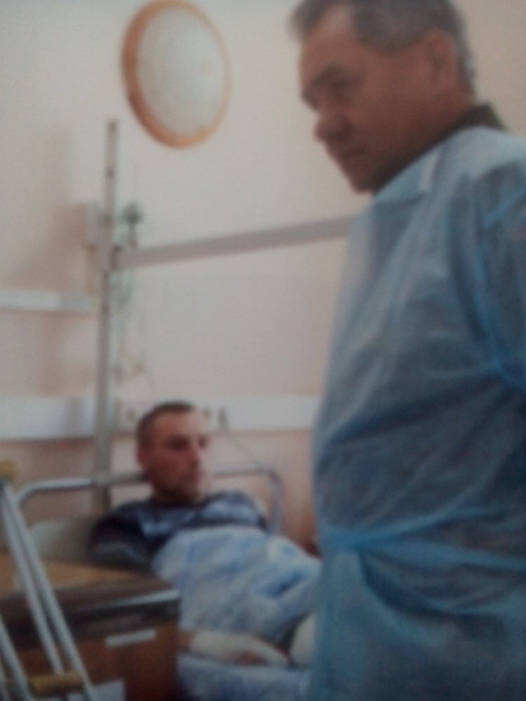 The photo shows Usov lying on a hospital bed. To Ivan Badanin’s question "What did the minister Sergey Shoigu say to you?" Usov replies the minister had wished him to get well and go back to the ranks soon and gifted him a watch.